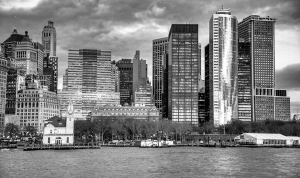 Downtown New York City Bij Zonsondergang Vanaf Een Bewegende Veerboot — Stockfoto