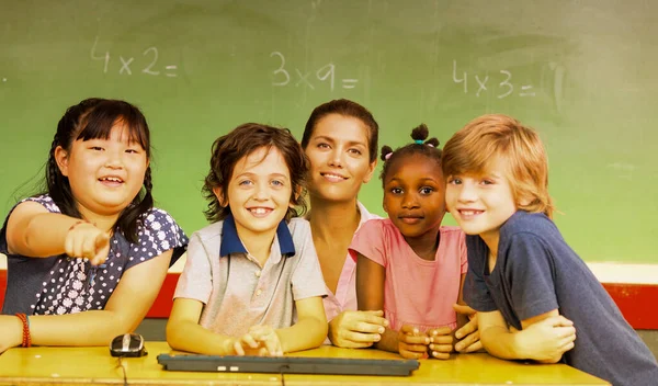 Enfants Heureux Dans Une Classe Élémentaire Multiethnique — Photo