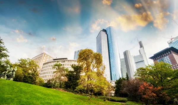 Vackra Staden Byggnader Från Grön Park — Stockfoto