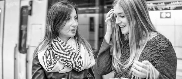 Birkaç Metro Istasyonunda Konuşan Kadın Arkadaşlar — Stok fotoğraf