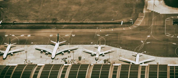 Vista Aérea Vários Aviões Acoplados Portão Aeroporto — Fotografia de Stock