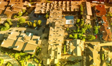 Vail, Colorado'daki binalar. Güneşli bir yaz sabahı havadan panoramik manzara.