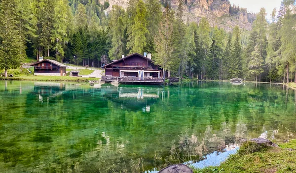 Bella Capanna Lago Montagna Circondata Alberi Bosco — Foto Stock