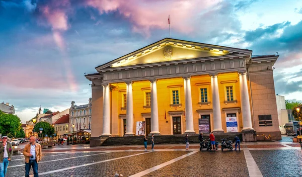 Vilnius Litauen Juli 2017 Turister Besöker Stadens Gator Solnedgången Vilnius — Stockfoto