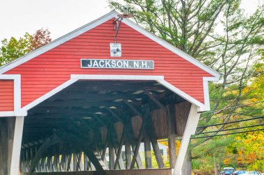 JACKSON, NH - Ekim 2015: Jackson 'da ahşap kaplı köprü, yeşillik mevsimi