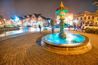 BAR HARBOR, ME - Ekim 2015: Sonbahar sezonunda turistlerle dolu şehir sokakları