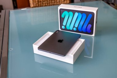PISA, İtalya - 24 Eylül 2021: Yepyeni iPad Mini 6, sürüm 2021