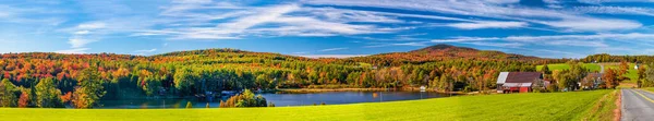 在美国新罕布什尔州的树叶季节 乡村的迷人的色彩 全景视图 — 图库照片