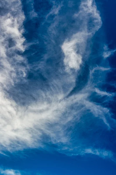 青空に雲が広がる — ストック写真