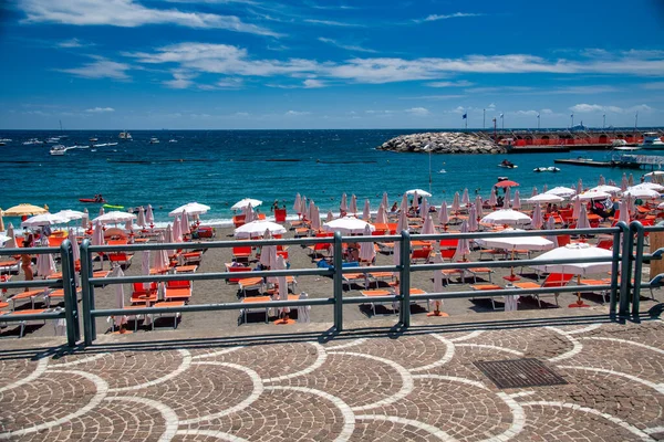 Maiori Italy July 2021 Beach Establishment Umbrellas Tourists Summer Season — Stock Photo, Image