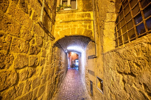 Enge Straße Bei Nacht Orvieto Einer Mittelalterlichen Kleinstadt Mittelitalien — Stockfoto