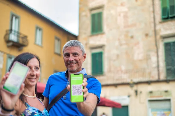 Coppia Negli Anni Cinquanta Mostrano Loro Certificati Vaccinazione Covid Dopo — Foto Stock