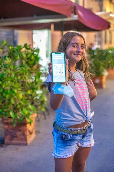 Niña Muestra Certificado Vacunación Covid Después Pandemia Covid —  Fotos de Stock