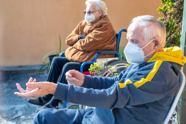 Ouderen Met Pensioen Afwachting Van Vaccindosis Buitenshuis — Stockfoto