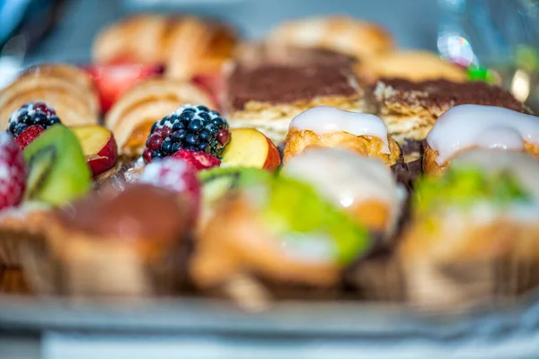 Leckere Kuchen Bunte Bignets Auf Einem Tablett — Stockfoto