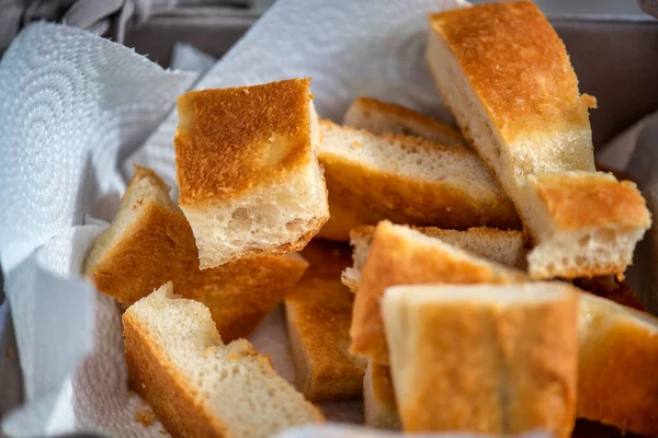 Kleine Stukjes Gezouten Brood Een Dienblad — Stockfoto