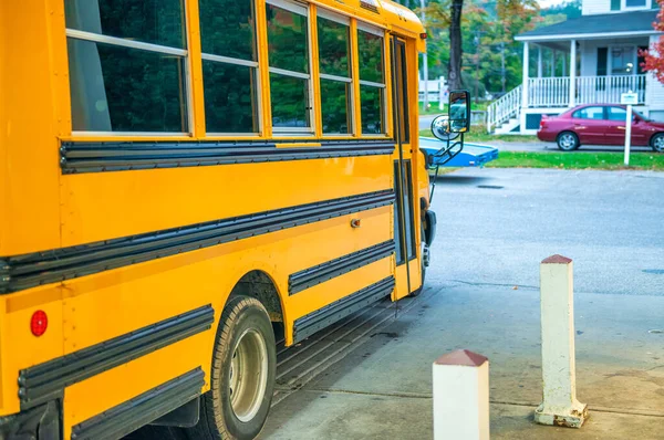 Ônibus Escolar Amarelo Estacionado Longo Uma Rua Cidade Eua — Fotografia de Stock