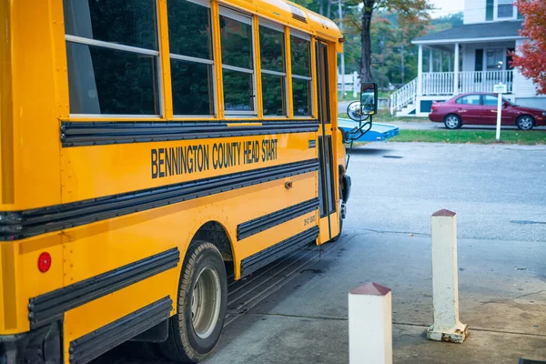 Bennington Outubro 2015 Ônibus Escolar Amarelo Estacionado Longo Uma Rua — Fotografia de Stock