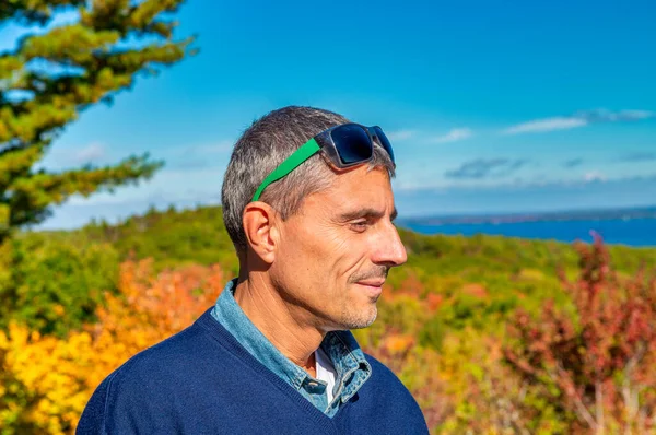 Hombre Feliz Mirando Paisaje Follaje Relajante Temporada Otoño —  Fotos de Stock