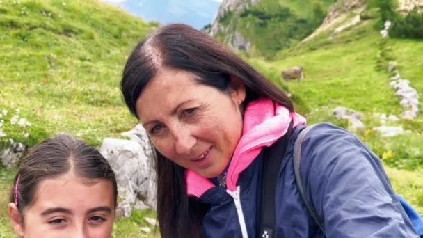 Frau und Tochter machen Selfies in einer Berglandschaft — Stockvideo