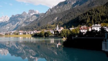 Auronzo, İtalyan Alpleri. Yaz mevsiminde St Catherine Gölü