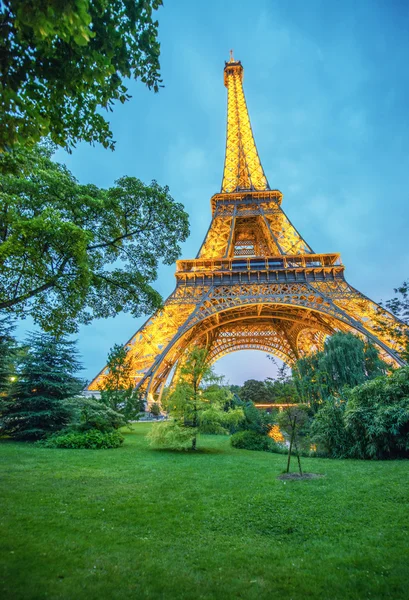 As luzes da Torre Eiffel ao entardecer — Fotografia de Stock