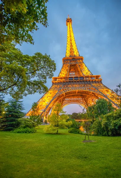 Der Eiffelturm leuchtet in der Abenddämmerung — Stockfoto