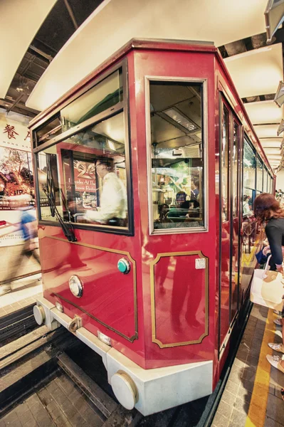 Tepe tren yolcu Victoria Peak için alır. — Stok fotoğraf