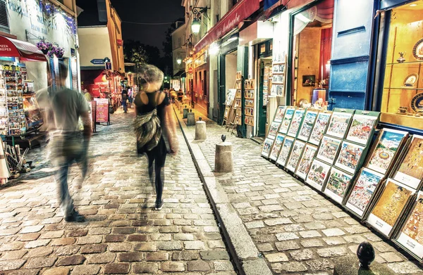 Turistas e moradores caminham nas ruas de Montmartre — Fotografia de Stock