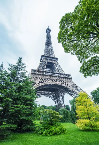 La Tour Eiffel in Paris surrounded by trees in summer — Stock Photo, Image