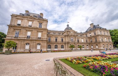 Çiçekler ve Lüksemburg Bahçeleri'nin Paris binaların