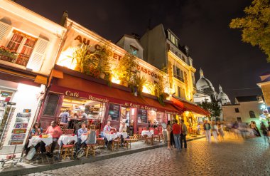 Turistler ve yerliler Montmartre yollarda yürümek