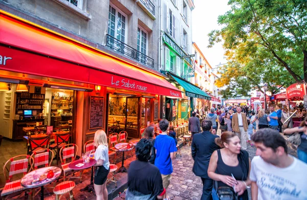 Los turistas disfrutan de la noche en las calles de Montmartre — Foto de Stock