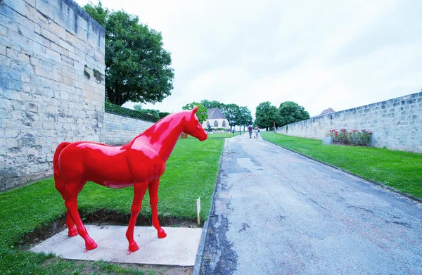 Piros ló szobor belsejében Chateau Dózse — Stock Fotó