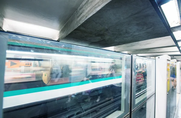 Train souterrain dans la station de métro — Photo