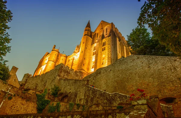 Mont saint michel abbey i skymningen i Basse-Normandie, Frankrike — Stockfoto