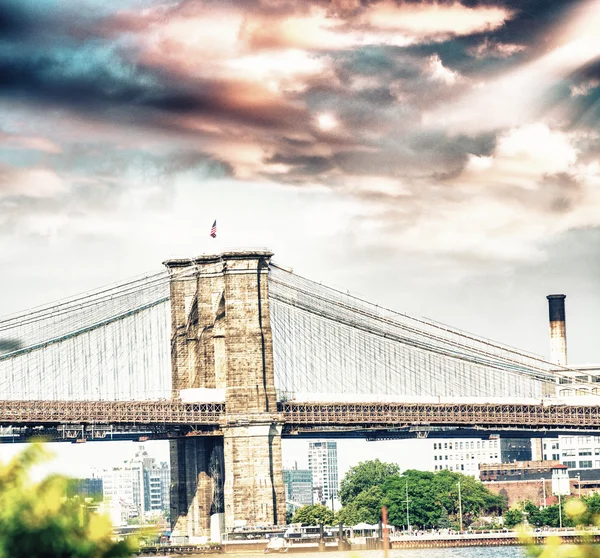 Brooklyn Bridge inramade av träd — Stockfoto