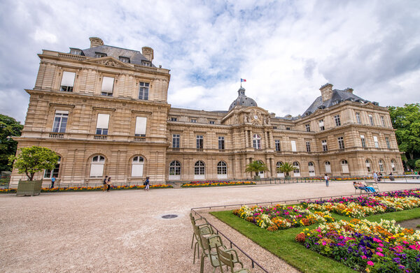 Цветы и здания Люксембургского сада в Париже
