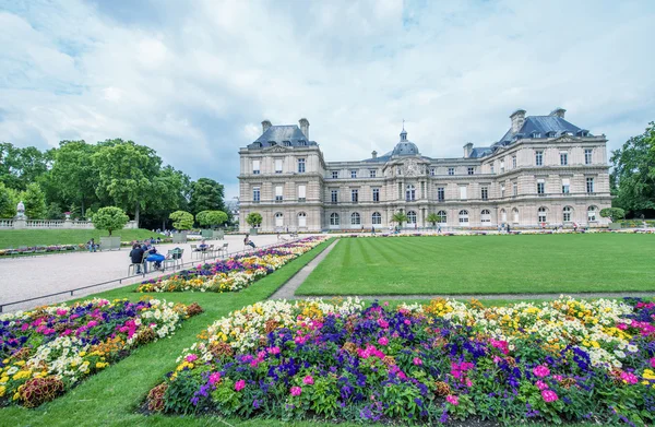 花とパリのリュクサンブール公園の建物 — ストック写真