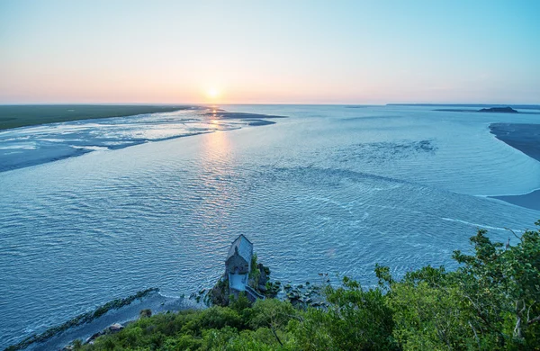 High tide approaching Mont Saint Michel in Normandy — Stock Photo, Image