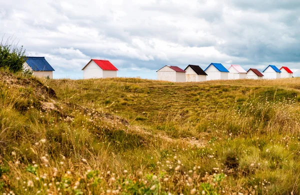Cabanas coloridas ao longo do mar — Fotografia de Stock