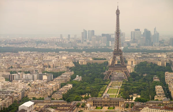 Krajobraz ptaka Tour Eiffel w pochmurny dzień — Zdjęcie stockowe