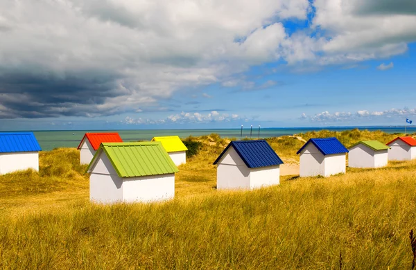 Kleurrijke huizen op het strand — Stockfoto