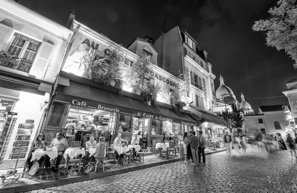 Turisté i místní chůze — Stock fotografie