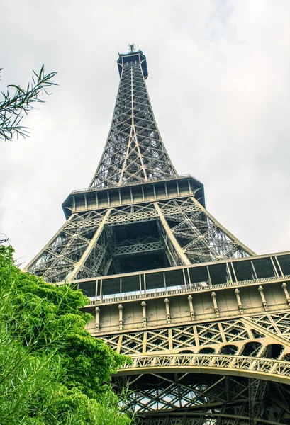 Paris. Eiffelturm mit Sommerbäumen am bewölkten Himmel — Stockfoto