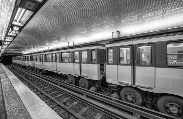 Tren de metro en París — Foto de Stock