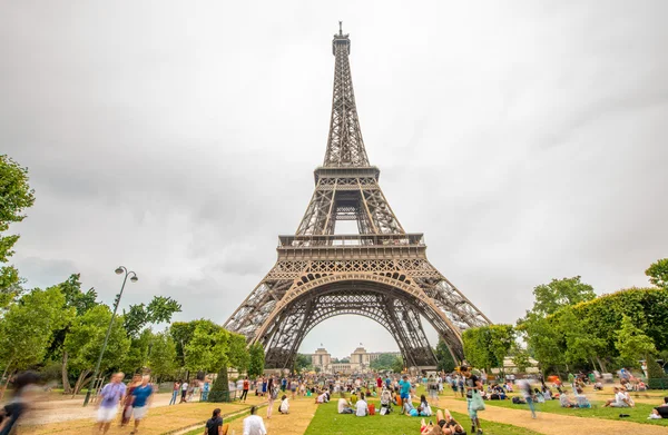 Los turistas disfrutan de la Torre Eiffel — Foto de Stock