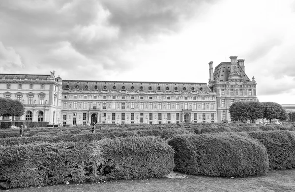 Louvre Müzesi ve labirent içinde paris.tuileries bahçeleri — Stok fotoğraf