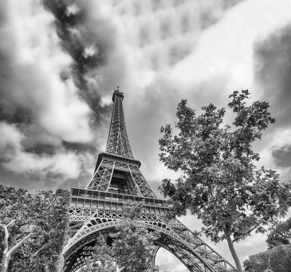 Paris, Francja. Zabytki miasta w sezonie letnim — Zdjęcie stockowe