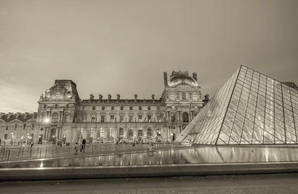 Музей Лувр у сутінках. — стокове фото